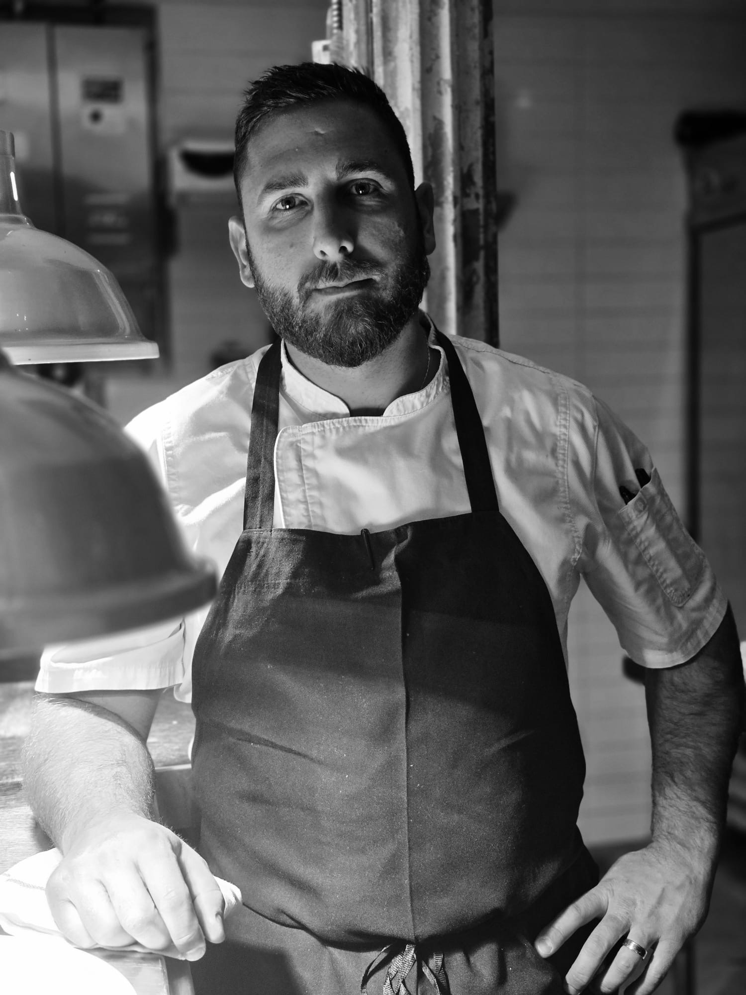Le chef Jonathan Agnello dans la cuisine de Stellina